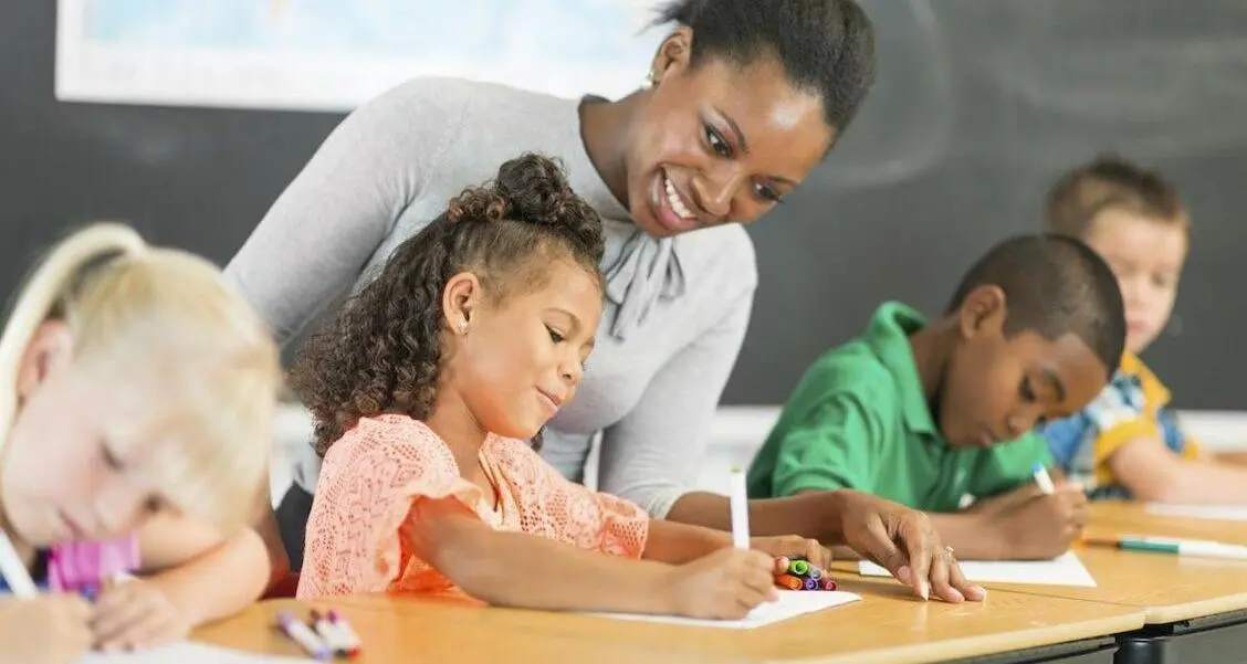 teacher teaching her students 